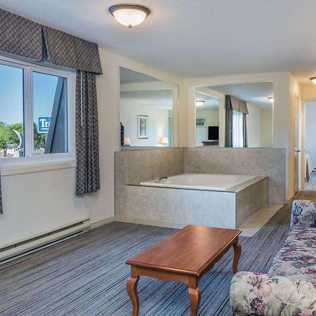 Travelodge By Wyndham Gananoque Ngoại thất bức ảnh