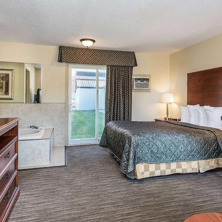 Travelodge By Wyndham Gananoque Ngoại thất bức ảnh