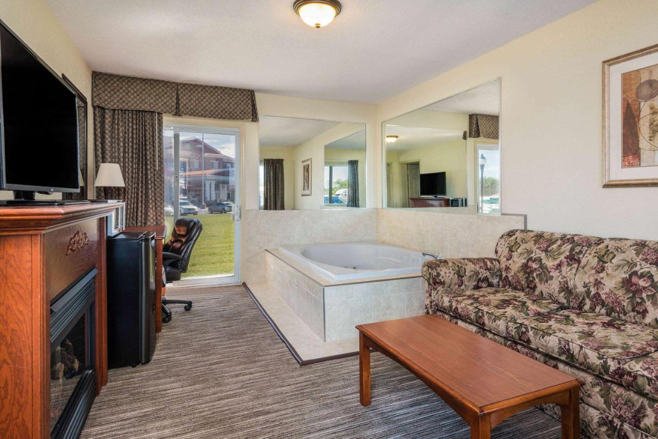 Travelodge By Wyndham Gananoque Ngoại thất bức ảnh